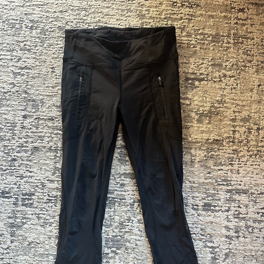 Lululemon cropped pants with delicate detailing on pant leg pockets, size 6